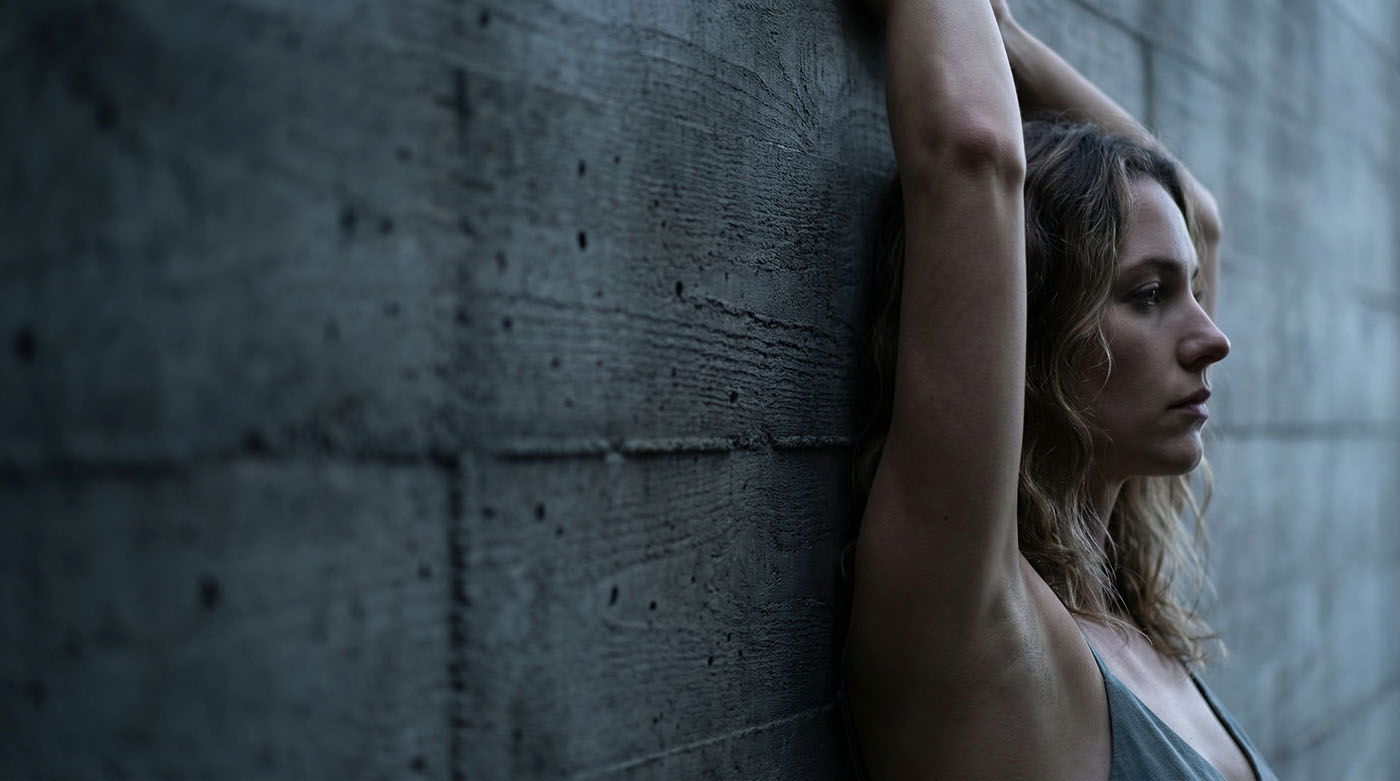 Paret de textura mineral mat amb llum natural directa